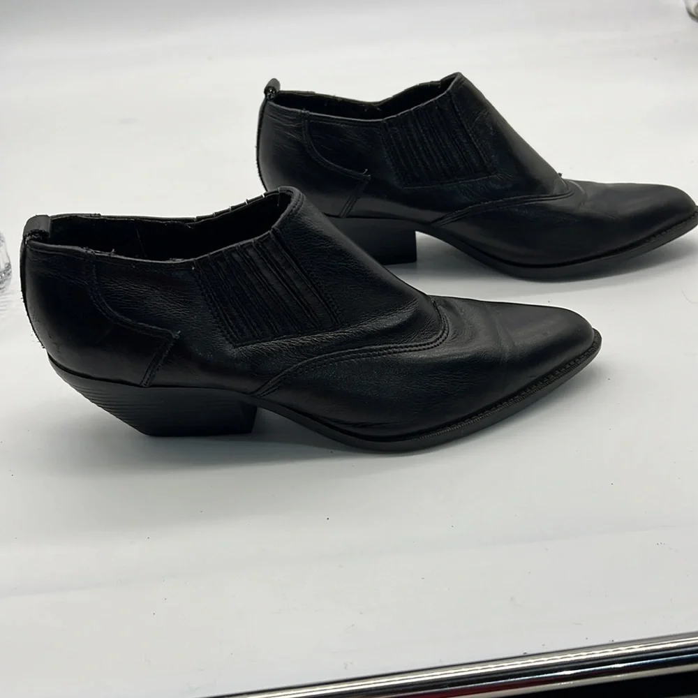 Vintage Zodiac Black Leather Ankle Bootie size 8